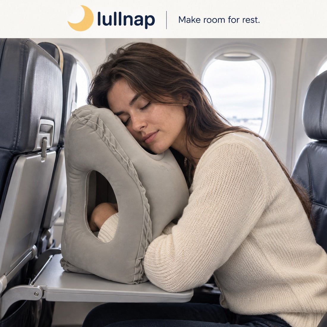 Frau schläft im Flugzeug nach vorne gelehnt auf dem Lullnap Kissen